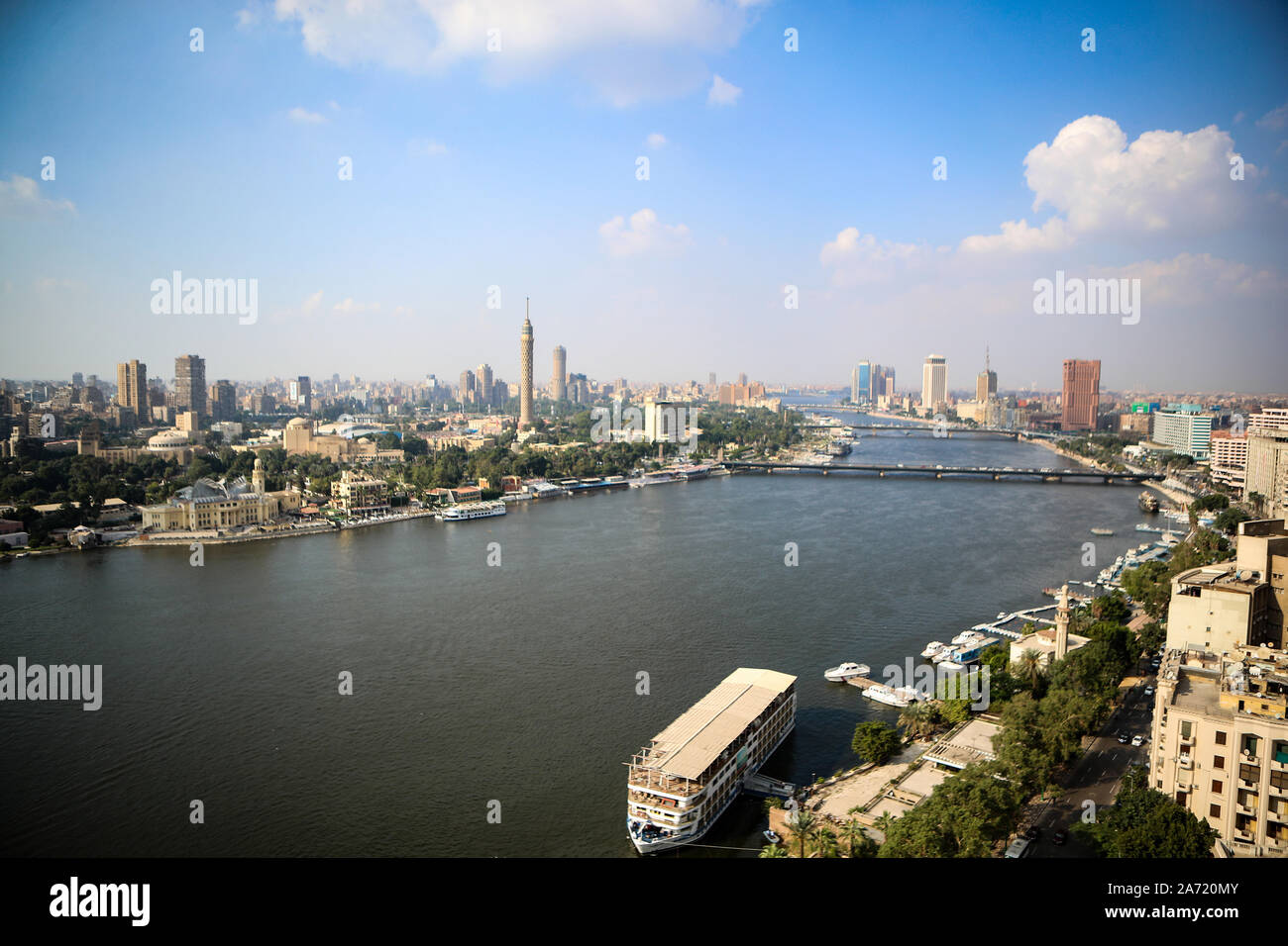 Il Cairo, Egitto. 29 ott 2019. Una vista generale della Torre de Il Cairo e il Cairo Opera House si affaccia Qasr El Nil Bridge (anteriore) sulle rive del fiume Nilo. Credito: Gehad Hamdy/dpa/Alamy Live News Foto Stock