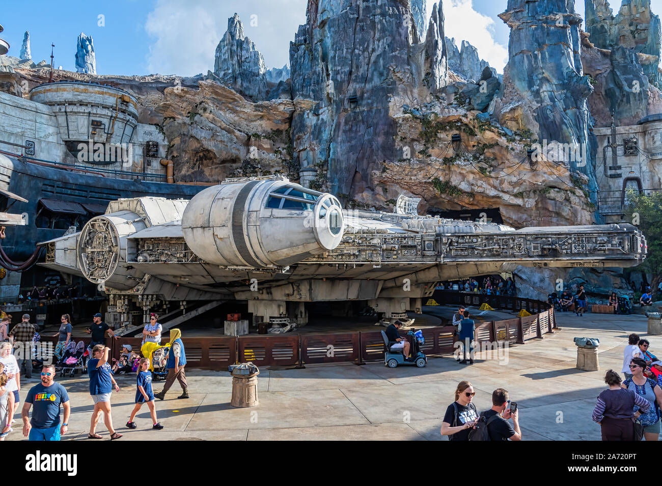 Gente che cammina intorno ad una dimensione di vita il modello del Millenium Falcon Foto Stock