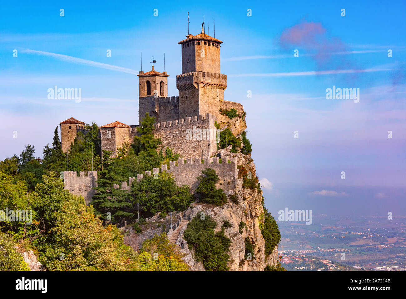 Prima torre Guaita fortezza nella città di San Marino della Repubblica di San Marino nella giornata di sole Foto Stock