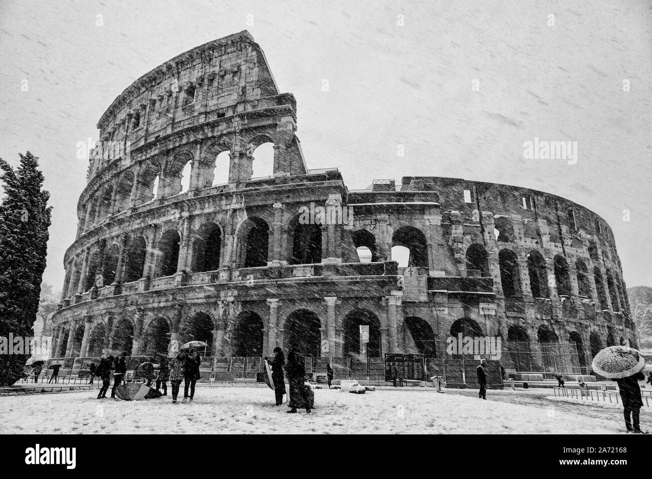 Colosseo sotto la neve. Nevica a Roma appena ogni dieci anni e forse a causa del riscaldamento globale non accadrà più Foto Stock
