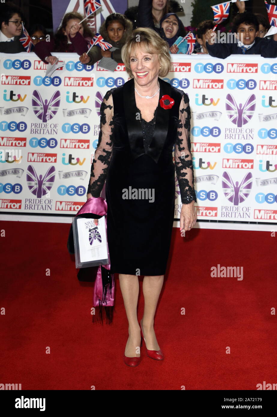 Dame Esther Rantzen sul tappeto rosso al Daily Mirror Pride of Britain Awards, in partnership con TSB, al Grosvenor House Hotel, Park Lane. Foto Stock