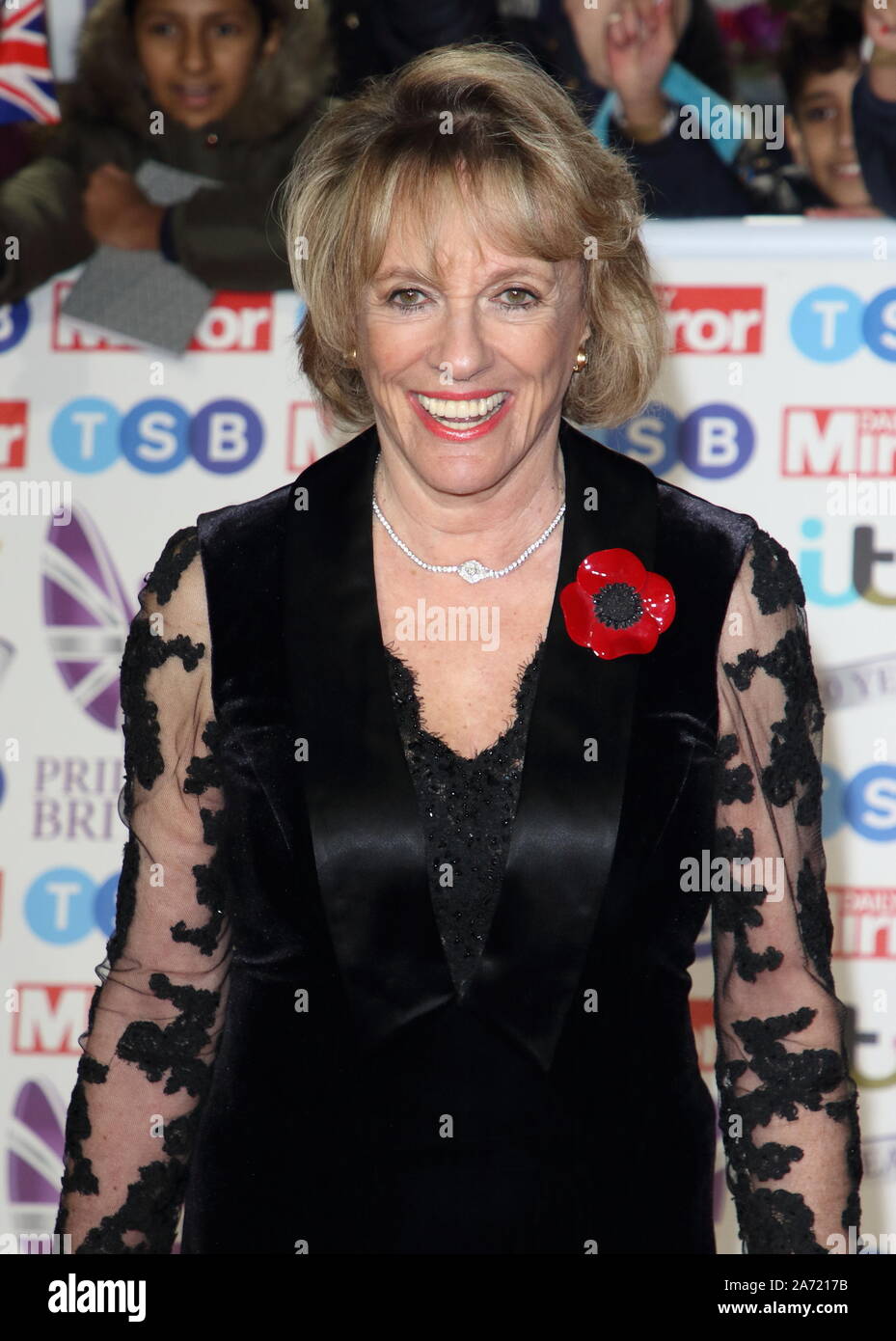 Dame Esther Rantzen sul tappeto rosso al Daily Mirror Pride of Britain Awards, in partnership con TSB, al Grosvenor House Hotel, Park Lane. Foto Stock