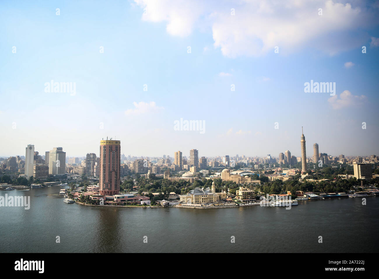 Il Cairo, Egitto. 29 ott 2019. Una vista generale della Torre de Il Cairo (R) e l'Opera del Cairo (C) all'Isola di Gezira, circondato dal fiume Nilo. Credito: Gehad Hamdy/dpa/Alamy Live News Foto Stock