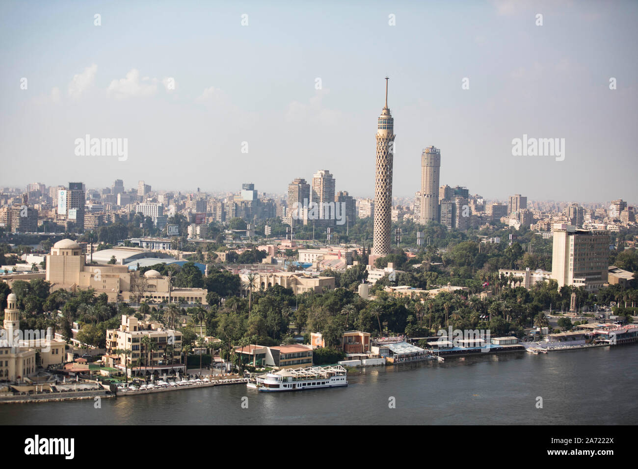 Il Cairo, Egitto. 29 ott 2019. Una vista generale della Torre de Il Cairo (R) e l'Opera del Cairo (L) all'Isola di Gezira, sulle rive del fiume Nilo. Credito: Gehad Hamdy/dpa/Alamy Live News Foto Stock