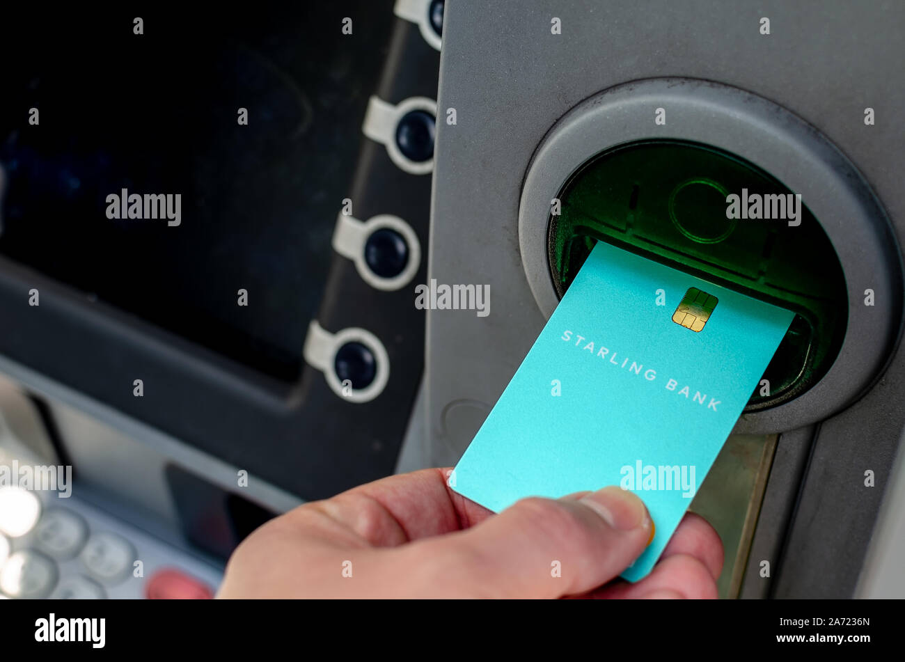 STARLING bank card inserita nell'ATM. Uno della prima banca virtuale sul Regno Unito mercato fintech. Foto Stock