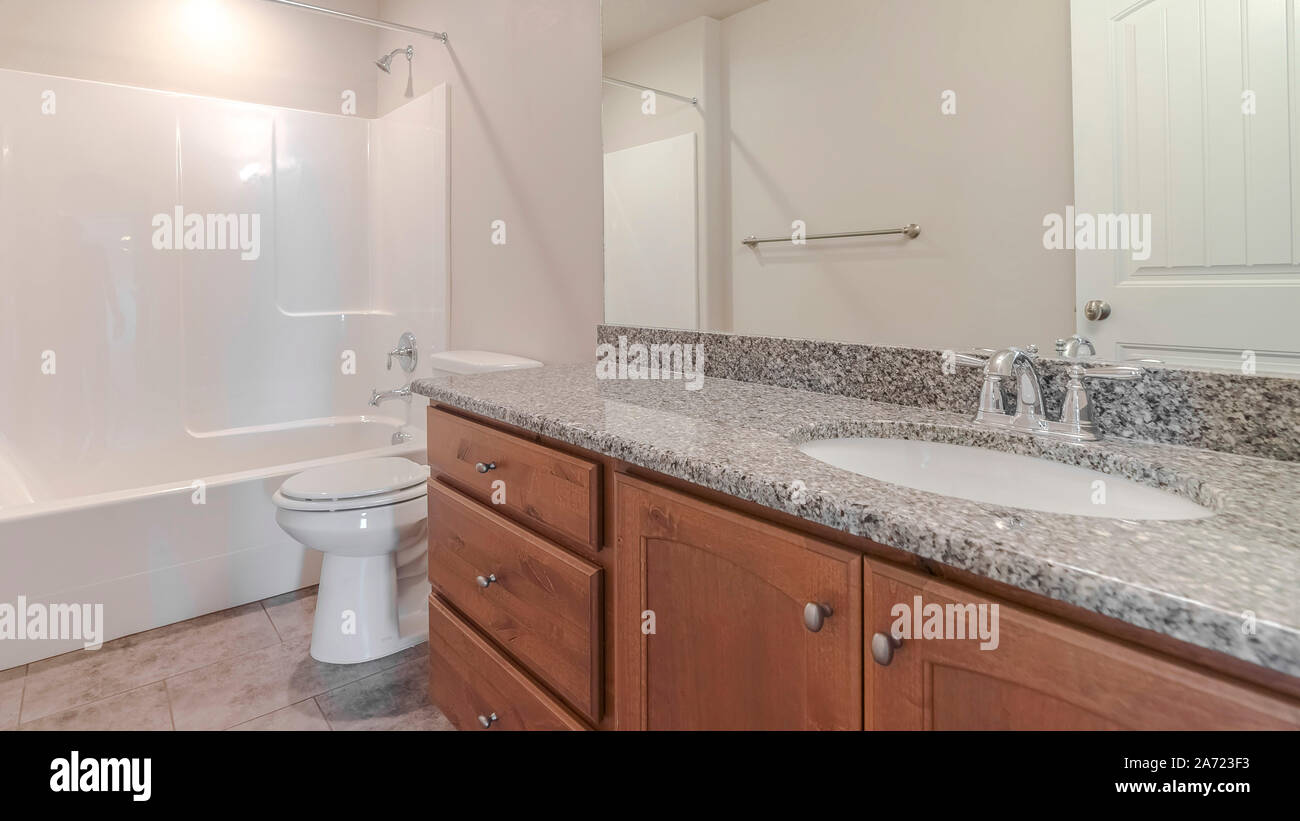 Panorama telaio interno di un moderno bagno con toeletta in marmo Foto Stock