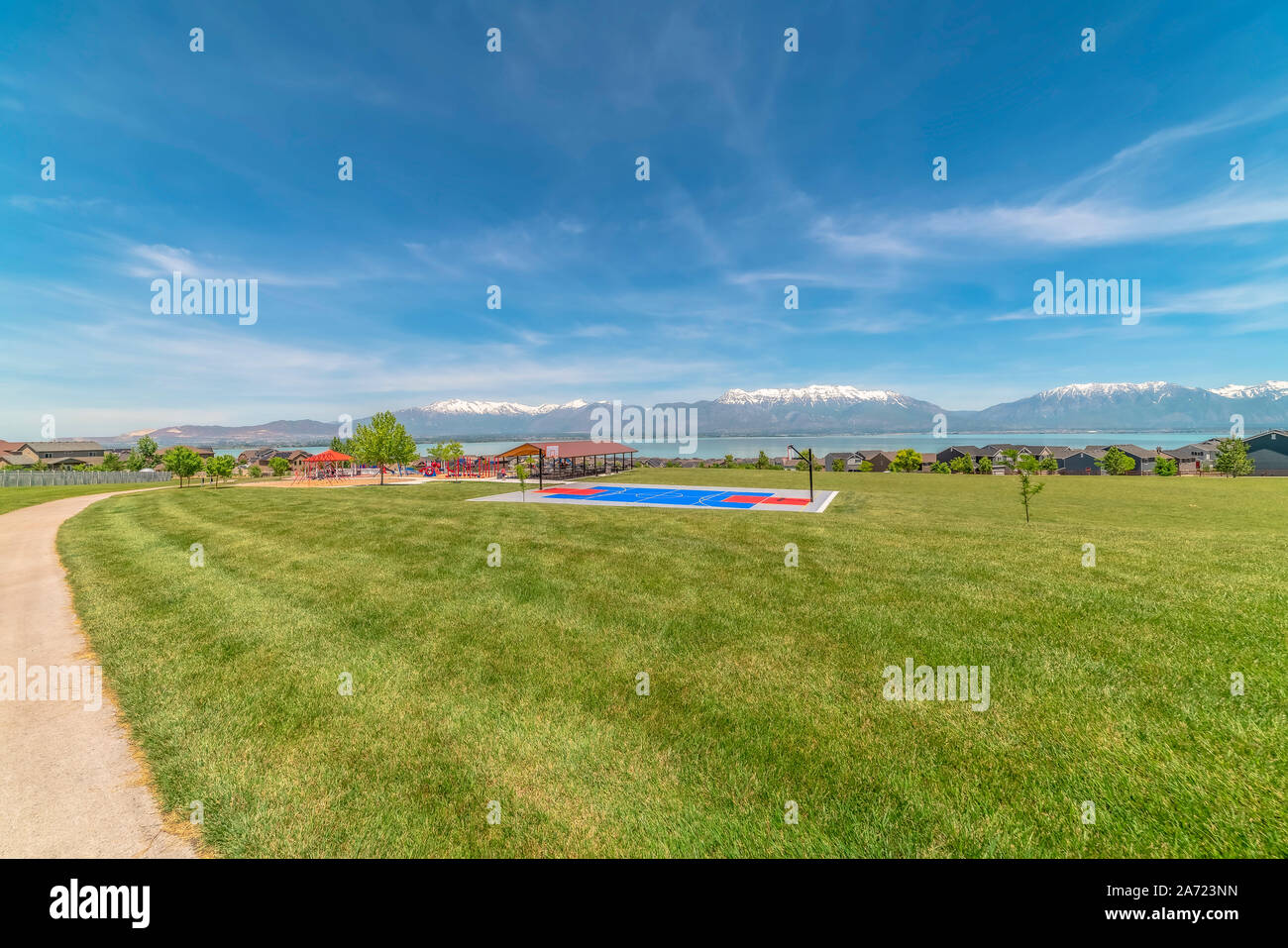 Il pittoresco lago paesaggio con campo da pallacanestro picnic pavilion e case famiglia Foto Stock