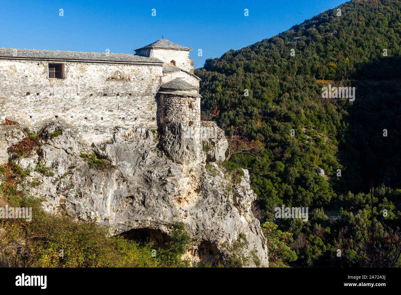 La chiesa del monastero abbandonato di Agia Triada, appesa sopra una rupe, sulle pendici del Monte Olimpo, Pieria, Grecia. Foto Stock