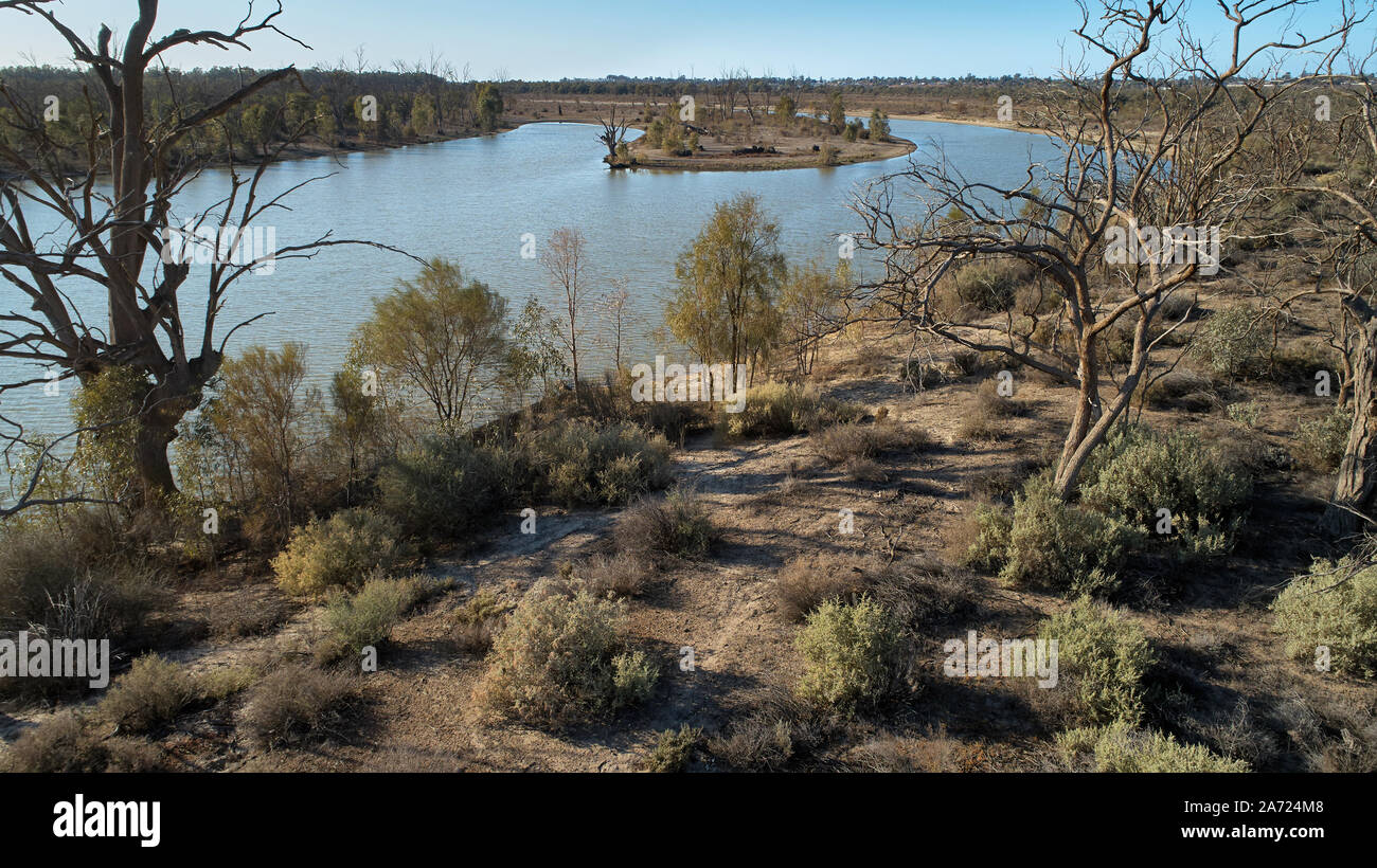Vista in elevazione tra due alberi morti di Billabong a ferro di cavallo in Merbein comune. Questo semi-permanente di corso d'acqua fornisce un paradiso faunistico. Foto Stock
