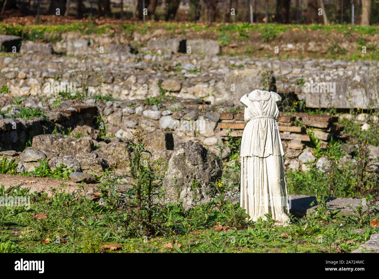 Statua presso il santuario di Iside, sito archeologico di Dion, Pieria, Macedonia, Grecia. Foto Stock