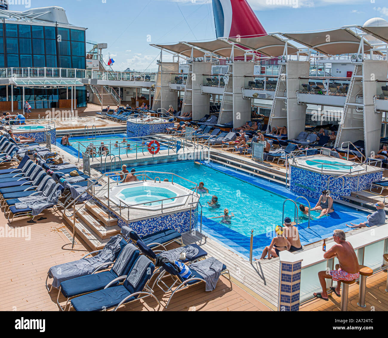 MIAMI, FLORIDA - Novembre 29, 2017: Gruppo led giochi in piscina, bar e divertimento all'aperto, intrattenimento e attività innovative attrarre nuovi incrociatori ogni anno. Foto Stock