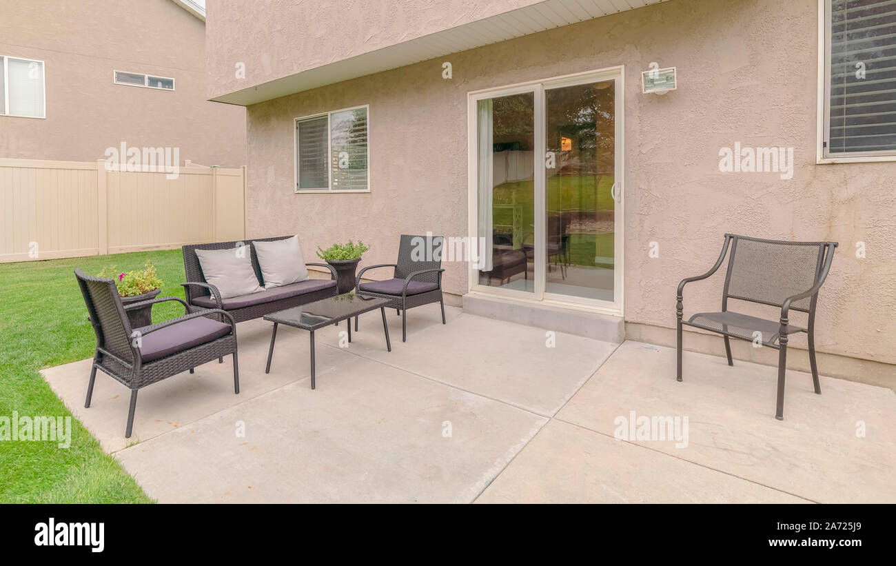 Telaio Panorama mobili da giardino su un lato esterno pavimentato deck Foto Stock