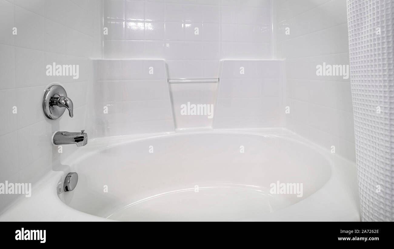 Panorama dotato di telaio bianco vasca ovale in un bagno compatto Foto Stock