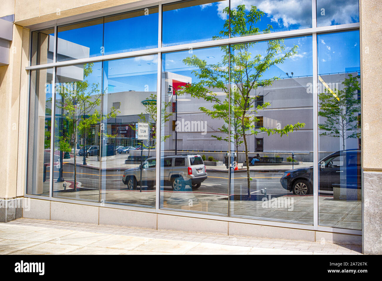 La riflessione in un edificio per uffici finestra sulla strada Mercantile in Worcester, MA Foto Stock