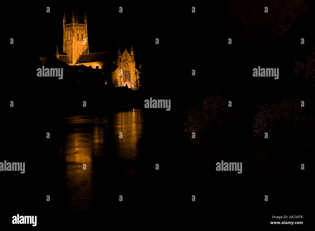 Con la cattedrale di Worcester, Worcester City, England, Regno Unito, 29/07/2019 . Inondati fiume Severn da Sabrina ponte. Picco di alluvione del fiume di tempo il suo burst Foto Stock