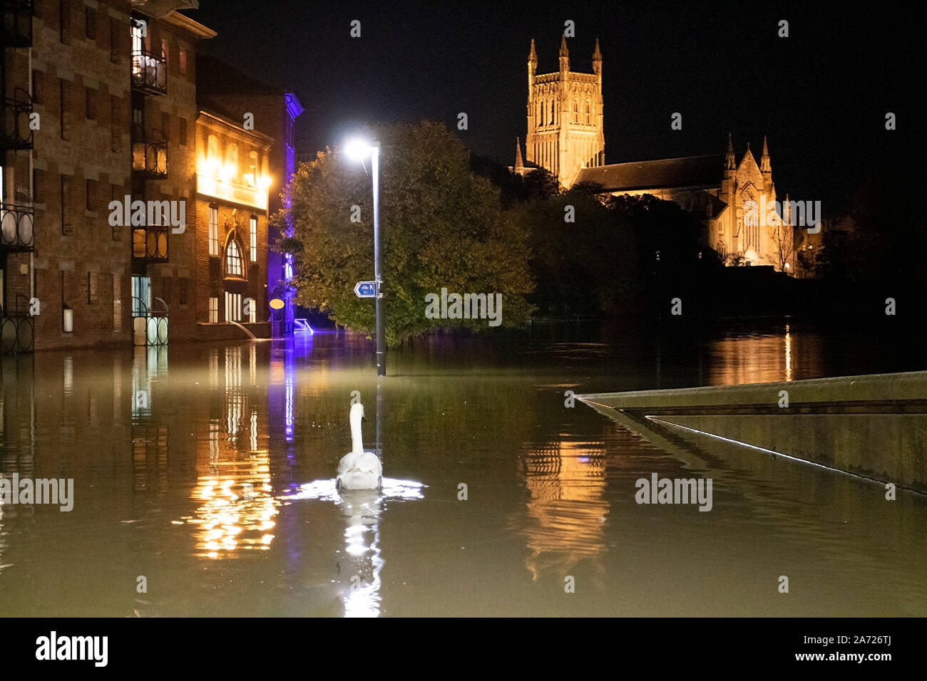 Cambiamenti climatici Worcester Cathederal, Worcester City, Inghilterra, Regno Unito, 29/07/2019 . Fiume Severn allagato dal ponte Sabrina. Picco alluvione Foto Stock