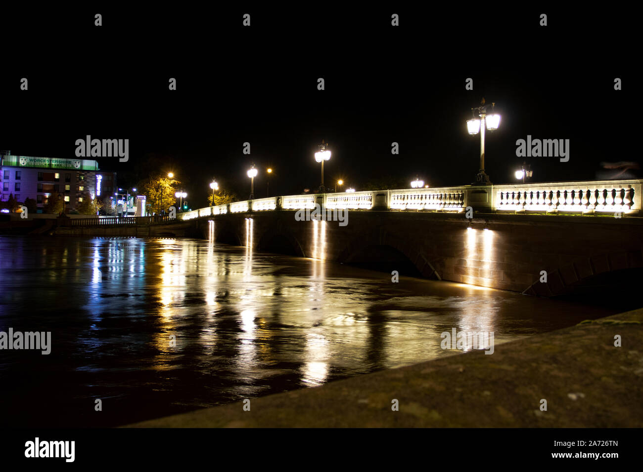 Con la cattedrale di Worcester, Worcester City, England, Regno Unito, 29/07/2019 . Inondati fiume Severn da Sabrina ponte. Picco di alluvione del fiume di tempo il suo burst Foto Stock