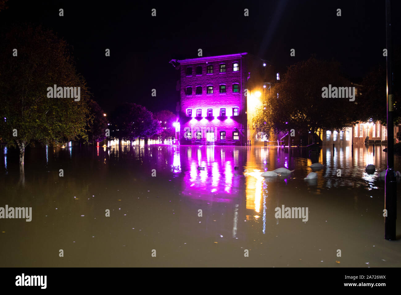 Cambiamenti climatici Worcester Cathedral, Worcester City, Inghilterra, Regno Unito, 29/07/2019 . Ristorante Browns come fiume Severn allagato Foto Stock