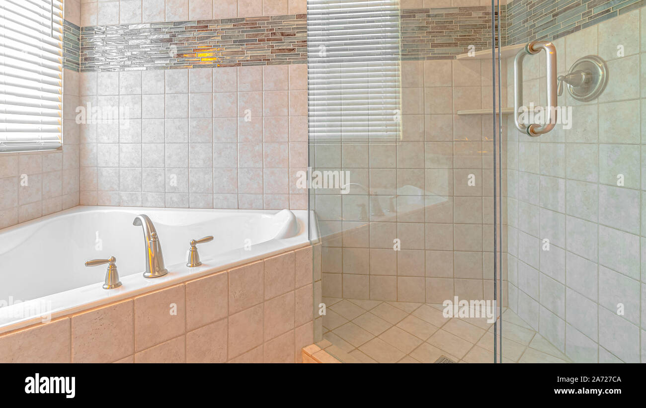 Telaio Panorama bagno interno e spa con finestra luminosa luce Foto Stock