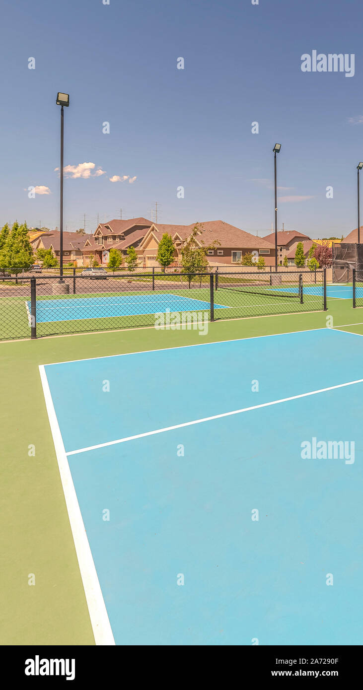 Tappeto erboso verticale campi da tennis con nessun popolo sulla giornata di sole Foto Stock