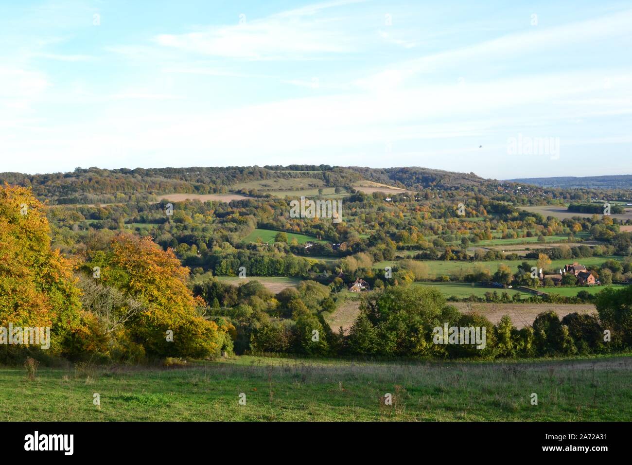 Vista del North Downs sopra Shoreham, Kent, guardando attraverso la valle Darent da Meenfield boschi in autunno in un giorno chiaro Foto Stock