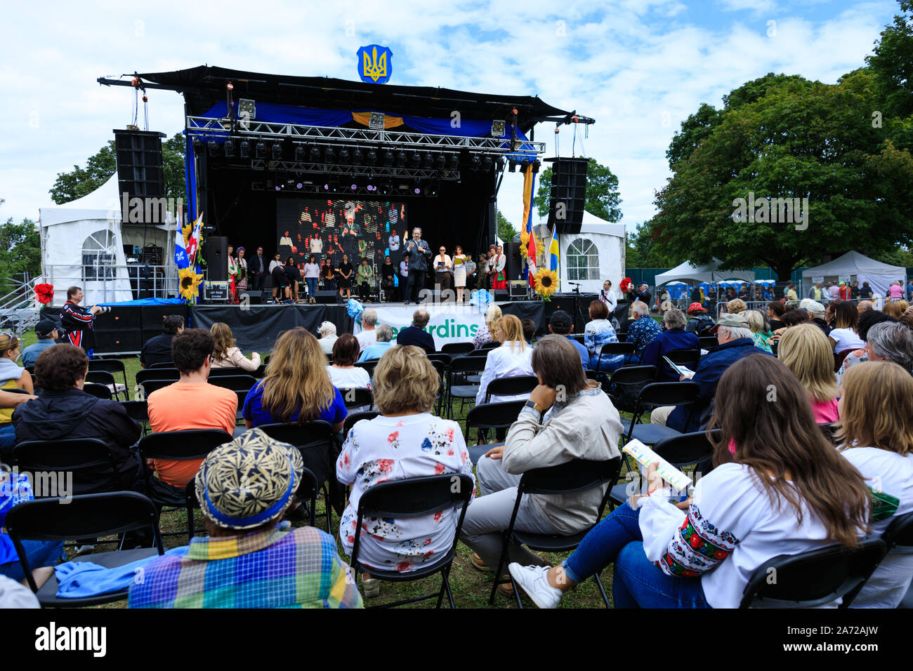 Giovani ucraini di persone in costumi nazionali prendono parte al Montreal Festival ucraino. Gruppi artistici di danzatori provenienti da Ucraina e Canada presente un Foto Stock