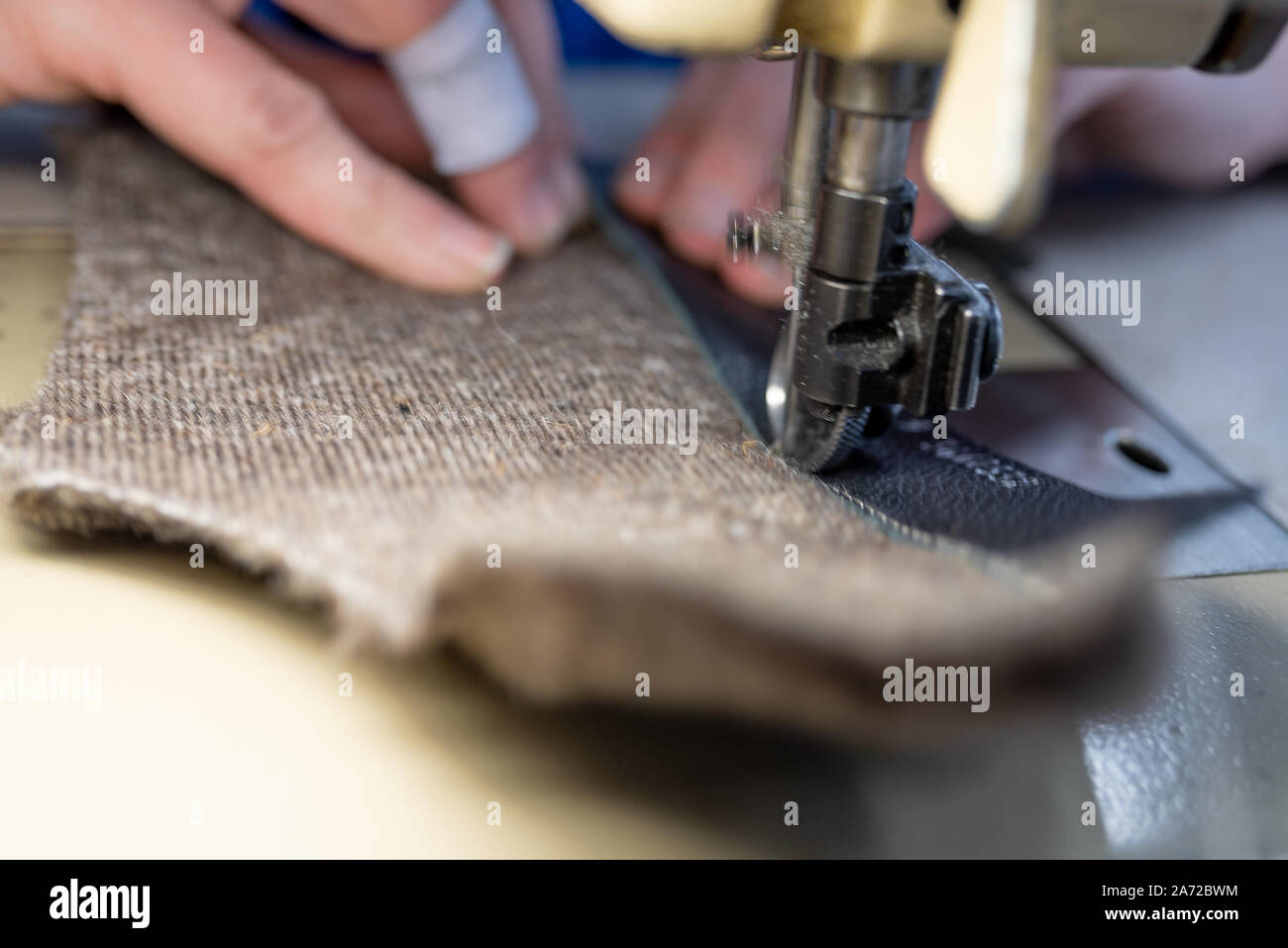 I dettagli di cucitura di pelliccia e cuoio. Produzione di calzature. Foto Stock