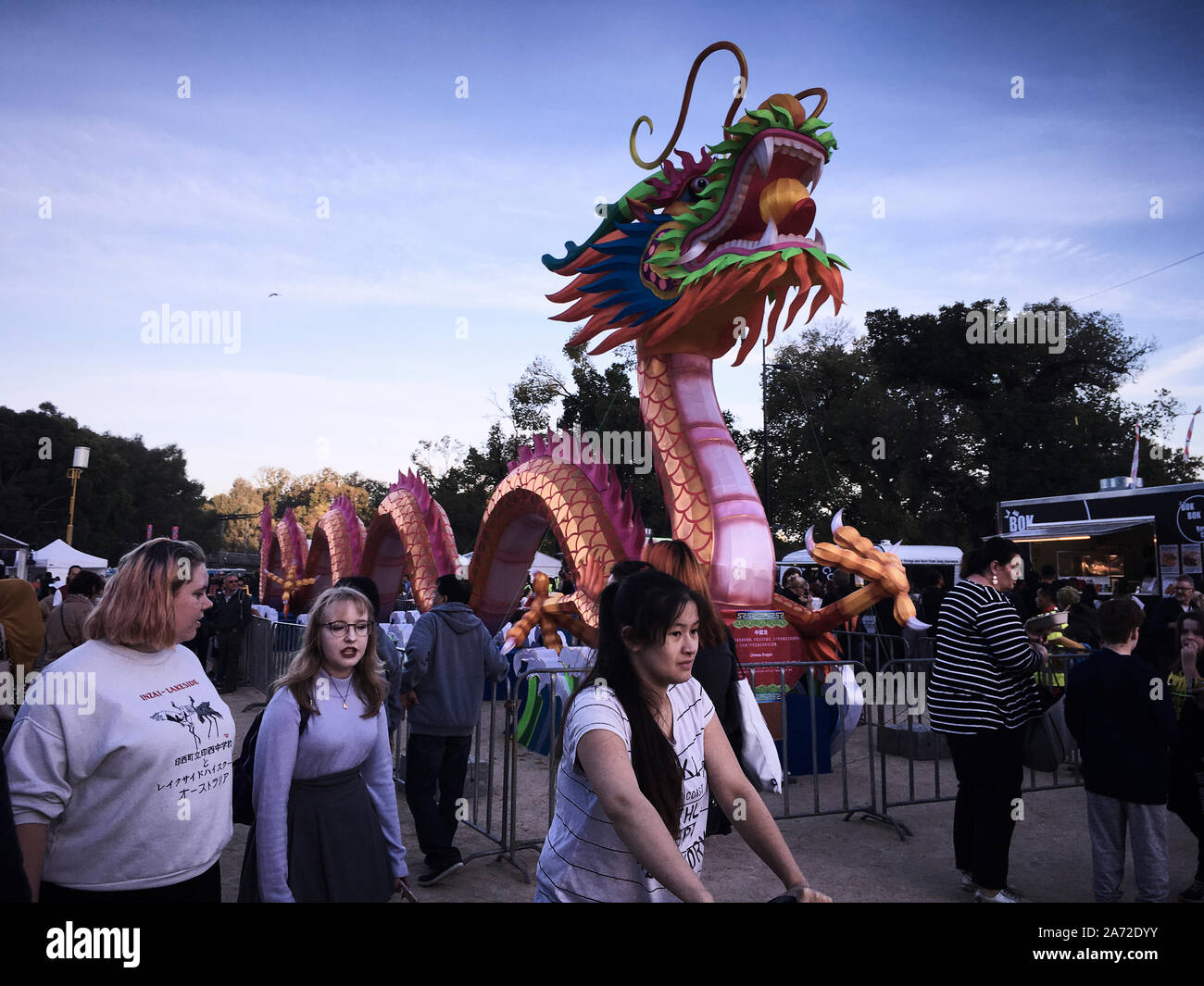 La lanterna Eterna Dragon 27m lunga x 6m alta. Il festival Light Up Melbourne rende omaggio al festival delle Lanterne cinesi Foto Stock