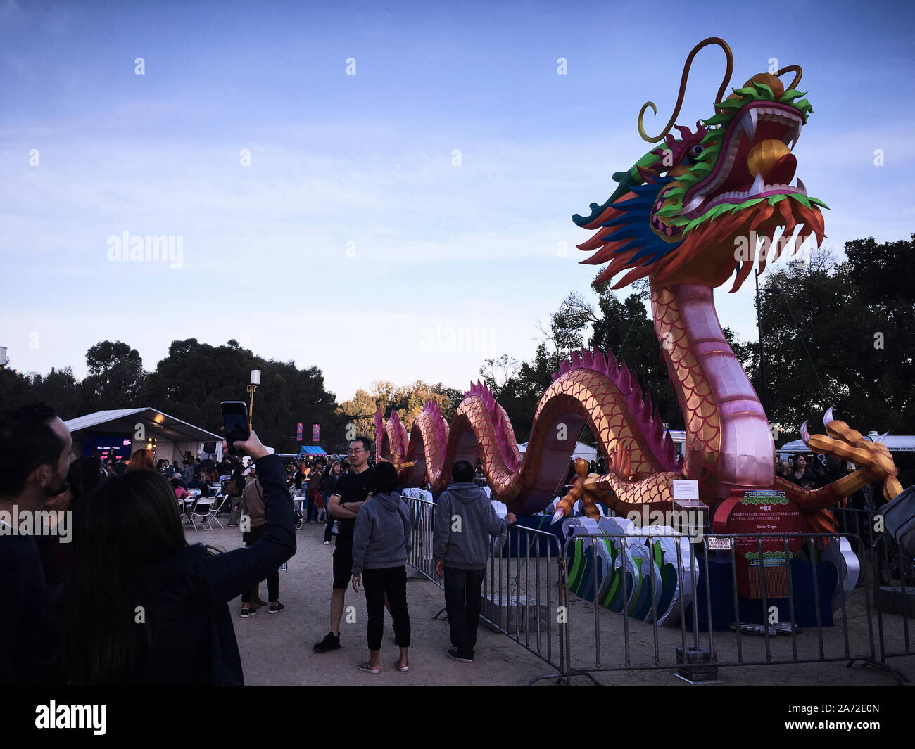 La lanterna Eterna Dragon 27m lunga x 6m alta. Il festival Light Up Melbourne rende omaggio al festival delle Lanterne cinesi Foto Stock
