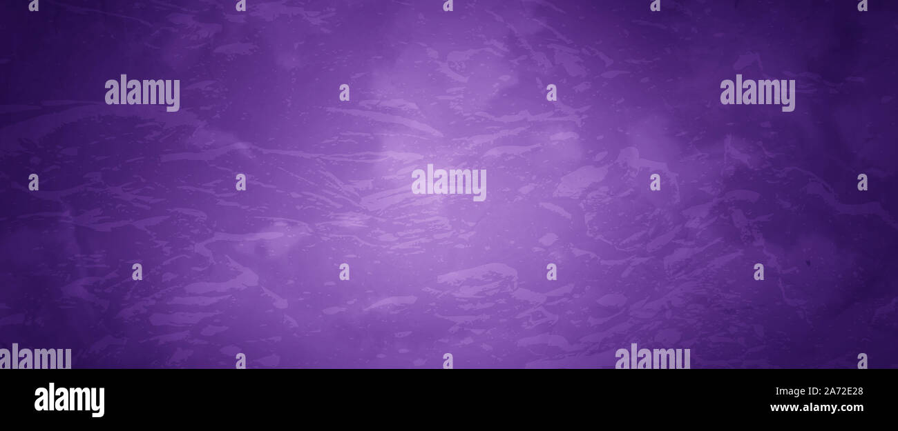 Elegante viola e nero lo sfondo con il marmo o pietra crackled texture in un vecchio design vintage con un luminoso centro e bordi scuri Foto Stock