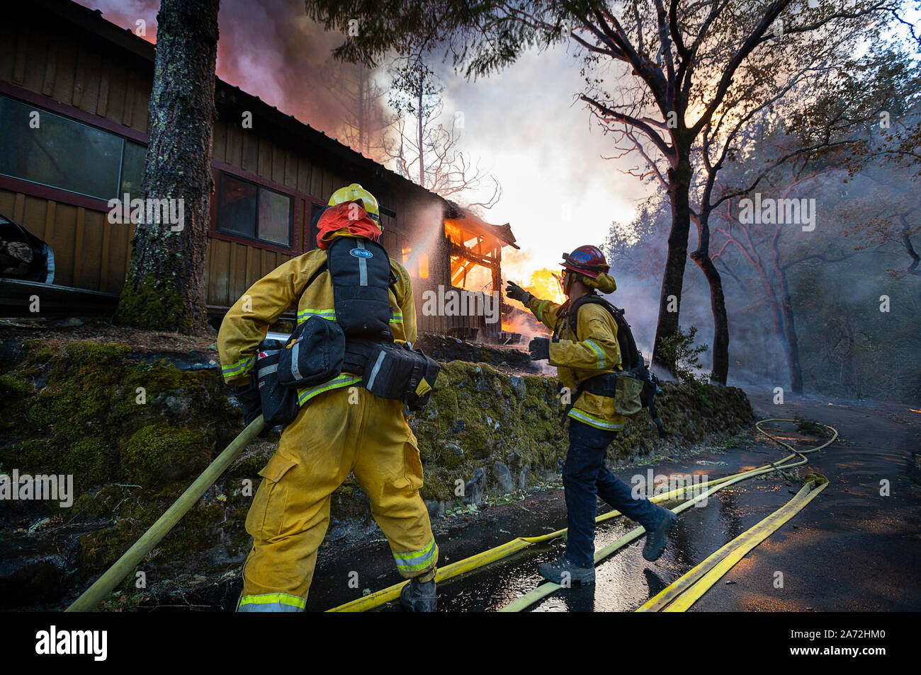 Ca, Stati Uniti d'America. 29 ott 2019. Firefighter battaglia una casa a fuoco lungo Hyw.128 durante il fuoco Kincade nella contea di Sonoma Martedì, 29 ottobre 2019. Credito: Paolo Kitagaki Jr./ZUMA filo/Alamy Live News Foto Stock