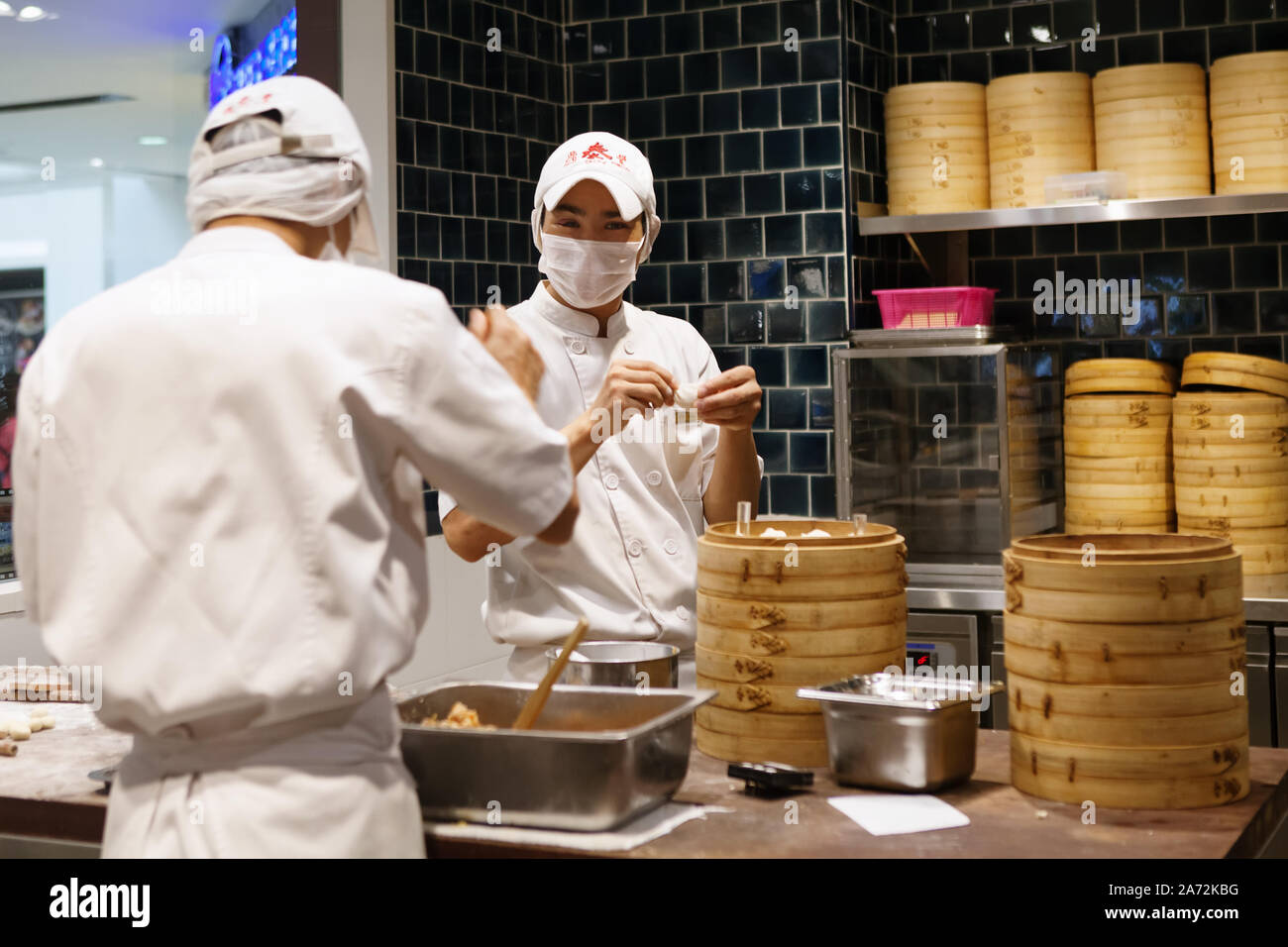 Johor, Malesia - 22 Marzo 2018: Asian chef di cucina Cinese tradizionale cibo Taiwanese gnocchi ristorante. Gli uomini cucinare e fare pasta fresca . Foto Stock