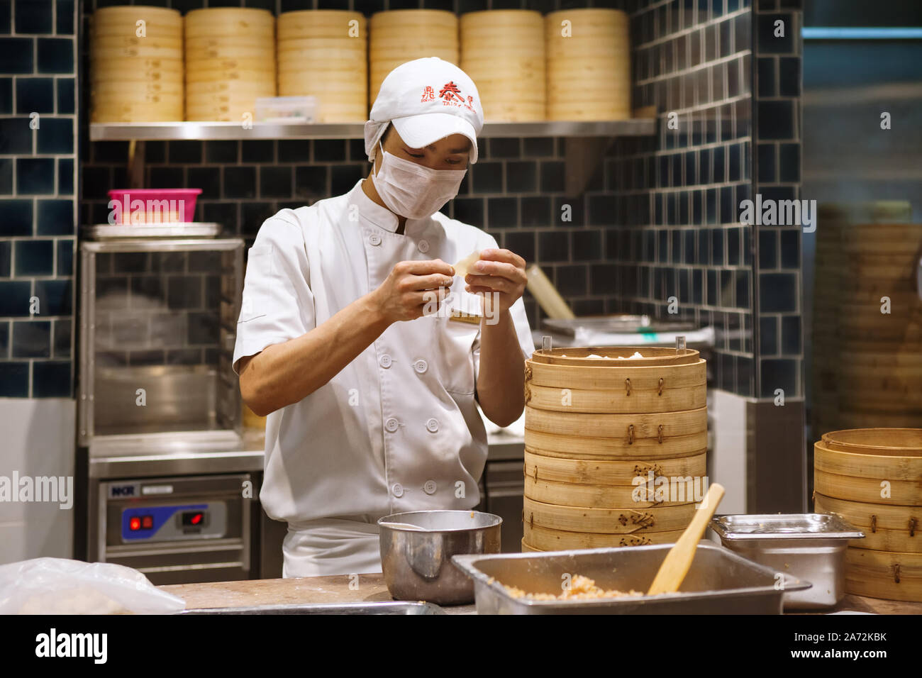 Johor, Malesia - 22 Marzo 2018: Asian chef di cucina Cinese tradizionale cibo Taiwanese gnocchi ristorante. Gli uomini cucinare e fare pasta fresca. Foto Stock