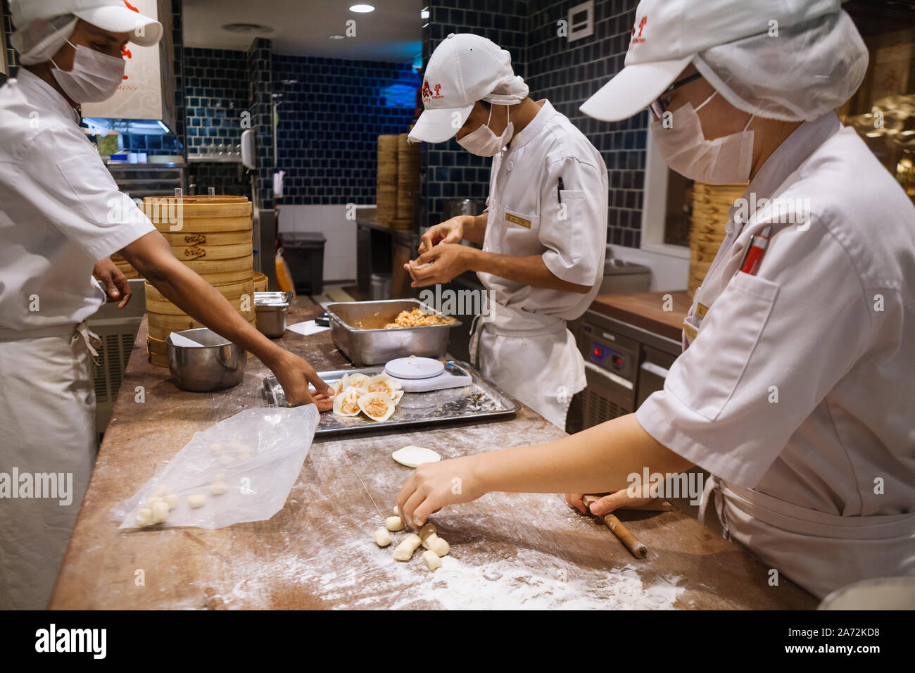 Johor, Malesia - 22 Marzo 2018: Asian chef di cucina Cinese tradizionale cibo Taiwanese gnocchi ristorante. Gli uomini cucinare e fare pasta fresca . Foto Stock