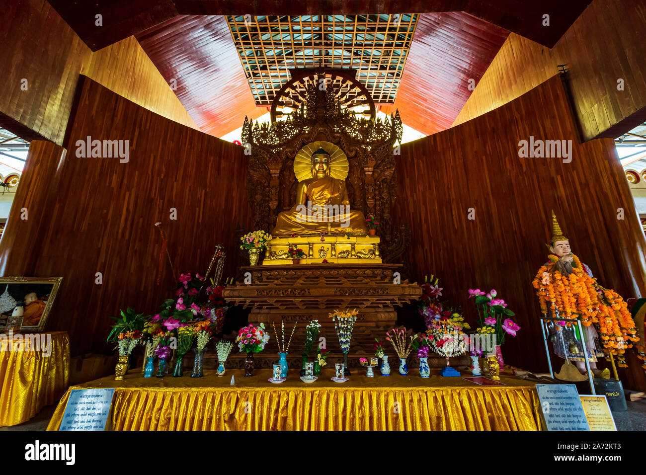 Kanchanaburi, Tailandia - 5 Ottobre 2019: Golden statua del Buddha nella pagoda Phuthakaya, Bodhgaya, Stupa a, Sangklaburi Kanchanaburi, Thailandia. Foto Stock