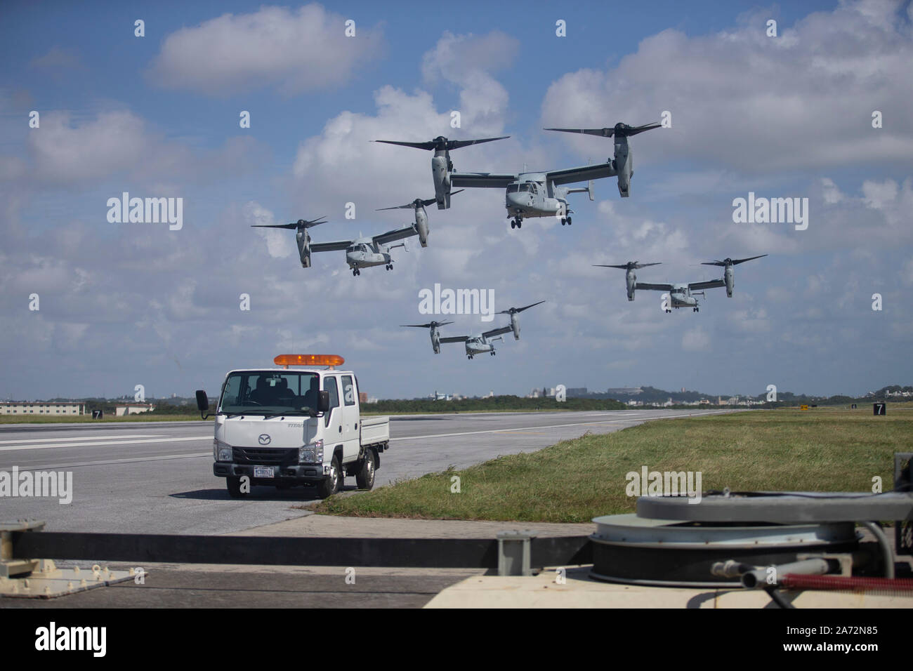 Sei MV-22 Osprey dal mezzo marino Tiltrotor Squadron 265 preparare per la partenza. Marine Aircraft Group 36 condurre una rapida implementazione esercizio su Ott. 23, 2019 a Okinawa, in Giappone, e l'Indo-Pacifico regione. Questo tipo di addestramento realistico viene utilizzato per evidenziare Attiva una postura di una forza di pronto ed è essenziale per mantenere la disponibilità necessarie per rispettare gli impegni presi con i nostri alleati e nazioni circostanti. (U.S. Marine Corps photo by Lance Cpl. Madeline Jones) Foto Stock