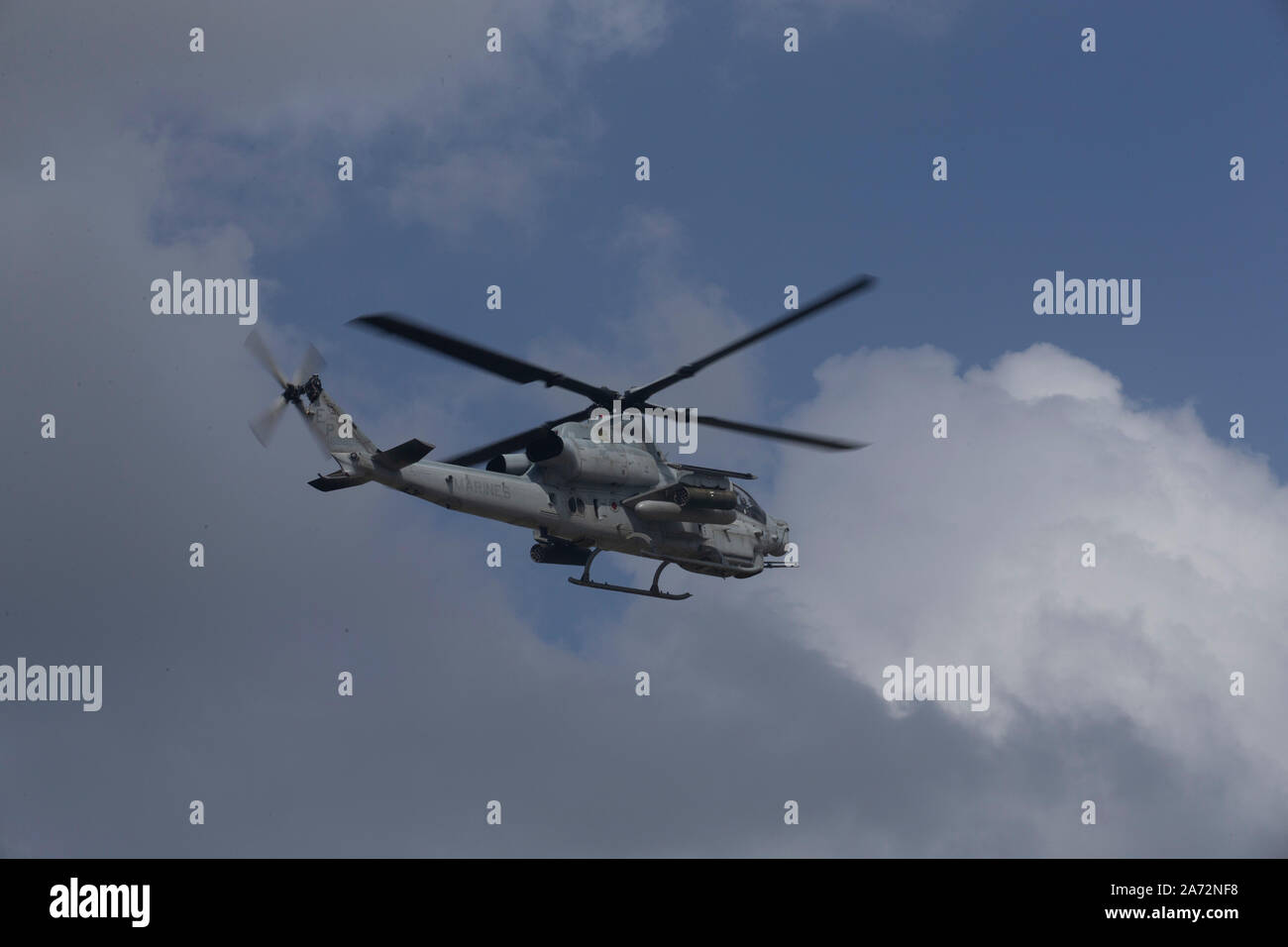 Un AH-1Z Viper da Marina Attacco leggero elicottero Squadron 169 si prepara a terra su ICM Futenma. Marine Aircraft Group 36 condurre una rapida implementazione esercizio su 24 Ottobre, 2019 a Okinawa, in Giappone, e l'Indo-Pacifico regione. Questo tipo di addestramento realistico viene utilizzato per evidenziare Attiva una postura di una forza di pronto ed è essenziale per mantenere la disponibilità necessarie per rispettare gli impegni presi con i nostri alleati e nazioni circostanti. (U.S. Marine Corps photo by Lance Cpl. Madeline Jones) Foto Stock