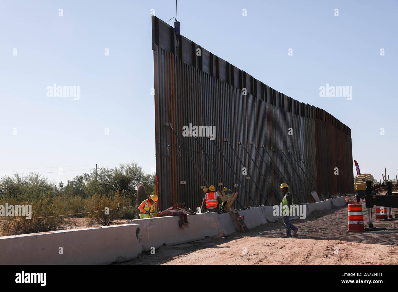 Stati Uniti Esercito di ingegneri Task Force contattori barriera lavoro sul sito del progetto Tucson 1, vicino a Phoenix, in Arizona, il 25 ottobre 2019. Questi progetti sono in corso di esecuzione da USACE, come diretto attraverso gli Stati Uniti Esercito dal Segretario della Difesa, in risposta al Dipartimento di Sicurezza della richiesta di assistenza per proteggere gli Stati Uniti frontiera meridionale bloccando i trafficanti di droga nei corridoi attraverso la costruzione di strade e di recinti, e l'installazione dei dispositivi di illuminazione sotto il titolo 10, Sezione 284 DEGLI STATI UNITI Codice. E DoD USACE sono esecuzione di questi progetti a sostegno degli Stati Uniti Dogane e Bor Foto Stock