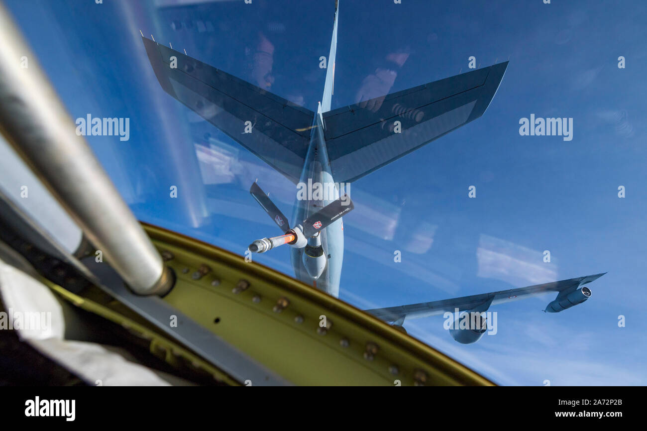 Un francese Air Force 31 di alimentazione aria e trasporto aereo strategico Squadron KC-135 Stratotanker antenna esegue il rifornimento di formazione con un U.S. Air Force 2° Ala bomba B-52H Stratofortress oltre i cieli di Francia a sostegno del Bomber Task Force Europa 20-1, 25 ottobre 2019. Questa implementazione consente a personale di volo e il personale di supporto a condurre il teatro e integrazione per migliorare bomber l'interoperabilità con i partner e le nazioni alleate. (U.S. Air Force foto di Tech. Sgt. Christopher Ruano) Foto Stock