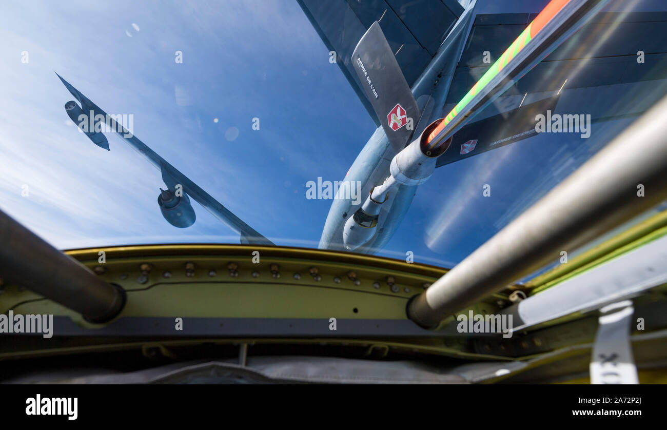 Un francese Air Force 31 di alimentazione aria e trasporto aereo strategico Squadron KC-135 Stratotanker antenna esegue il rifornimento di formazione con un U.S. Air Force 2° Ala bomba B-52H Stratofortress oltre i cieli di Francia a sostegno del Bomber Task Force Europa 20-1, 25 ottobre 2019. Questa implementazione consente a personale di volo e il personale di supporto a condurre il teatro e integrazione per migliorare bomber l'interoperabilità con i partner e le nazioni alleate. (U.S. Air Force foto di Tech. Sgt. Christopher Ruano) Foto Stock