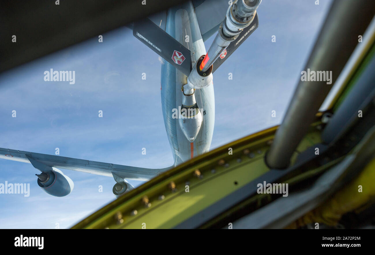 Un francese Air Force 31 di alimentazione aria e trasporto aereo strategico Squadron KC-135 Stratotanker antenna esegue il rifornimento di formazione con un U.S. Air Force 2° Ala bomba B-52H Stratofortress oltre i cieli di Francia a sostegno del Bomber Task Force Europa 20-1, 25 ottobre 2019. Questa implementazione consente a personale di volo e il personale di supporto a condurre il teatro e integrazione per migliorare bomber l'interoperabilità con i partner e le nazioni alleate. (U.S. Air Force foto di Tech. Sgt. Christopher Ruano) Foto Stock