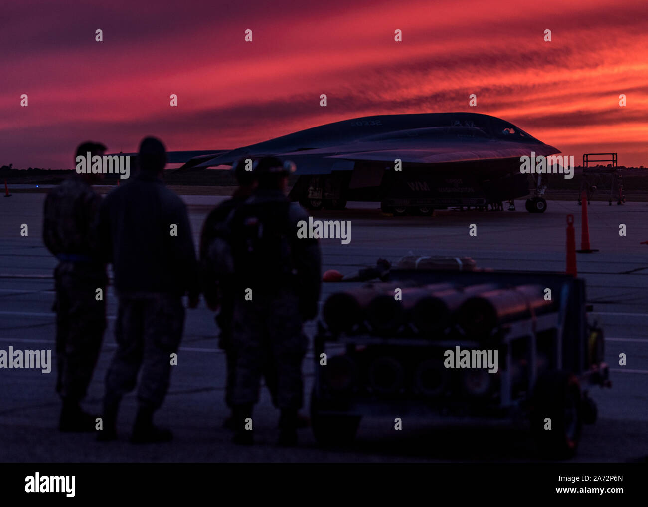 I manutentori assegnato a Whiteman AFB's 509a e 131Ali bomba guardare il tramonto vicino a B-2 Spirit bombardiere Stealth, Ott 24, 2019. La formazione di routine prepara gli avieri per eseguire global strike missioni ovunque e in qualsiasi momento. (U.S. Air Force foto di Senior Airman Thomas orzo) Foto Stock