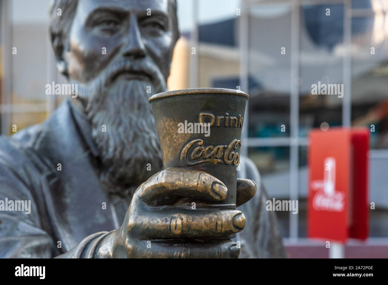 Statua di John Pemberton, inventore della Coca Cola, al di fuori del Mondo della Coca-Cola Museum nel centro di Atlanta, Georgia. (USA) Foto Stock