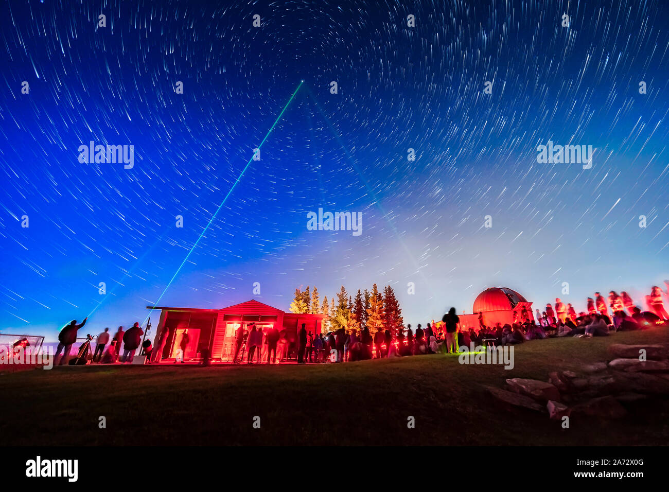 Un composito che mostra di me (sulla destra accesa in verde) e i compagni di Calgary RASC astronomia i soci del club rivolto a Polaris con verde di puntatori laser a p Foto Stock