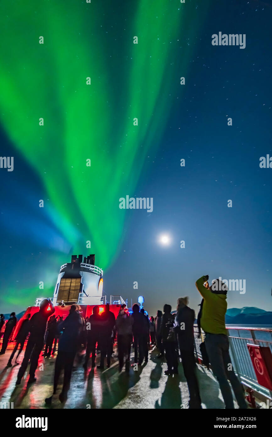 Passeggeri osservando e riprese le luci del nord dal ponte superiore 9 della MS Trollfjord sul viaggio in direzione nord, Ott 16, 2019, a nord di Trom Foto Stock