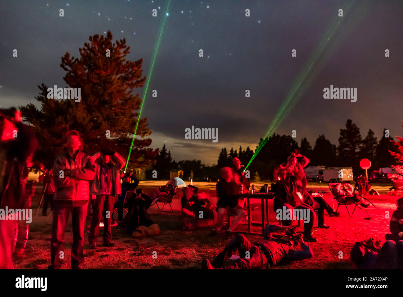 Murray Paulson conduce un laser tour di oggetti binoculare al 2019 Saskatchewqan Estate Star Party Foto Stock