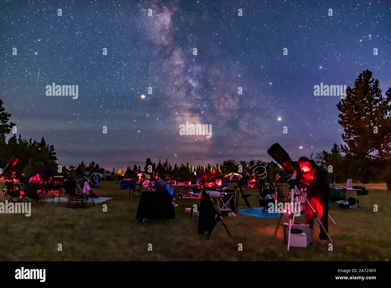 Gli osservatori sul campo principale in Saskatchewan Estate Star Party nel cielo scuro preservare di Cypress Hills Parco Interprovinciale verso la fine di agosto 2019 Foto Stock