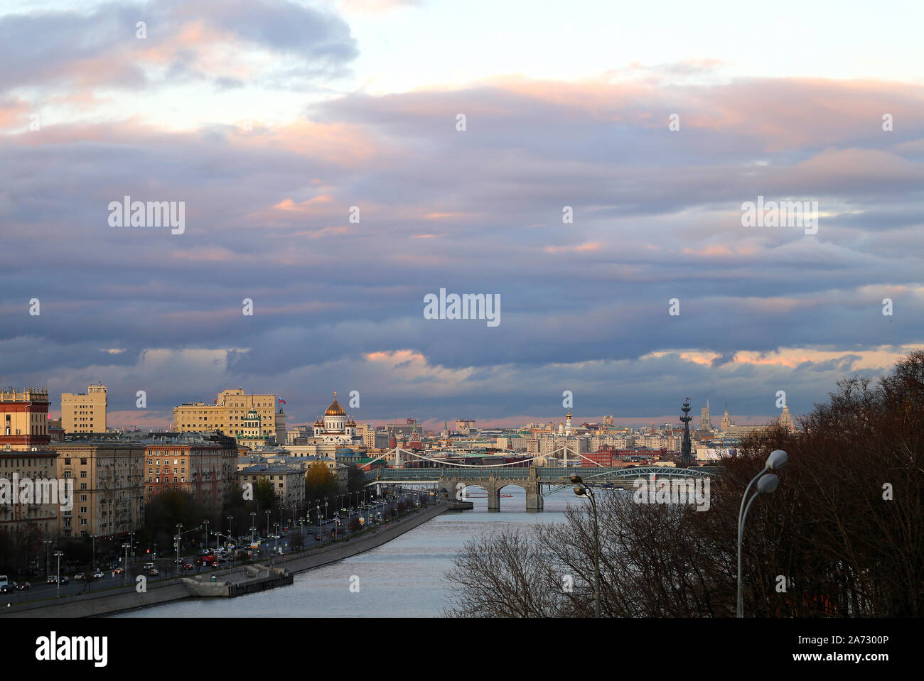 Bella foto orizzontale del centro di Mosca al tramonto Foto Stock