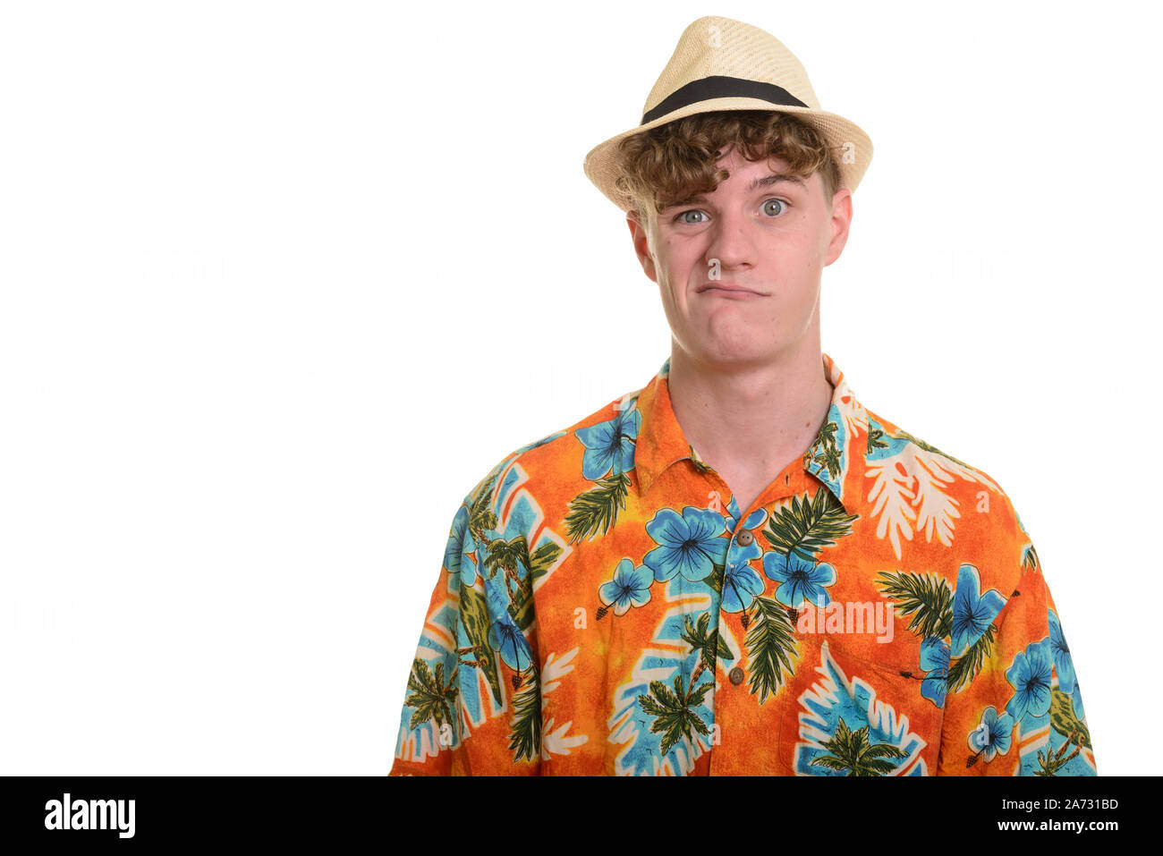 Sottolineato giovane turista uomo con hat cercando sconvolto per le vacanze Foto Stock