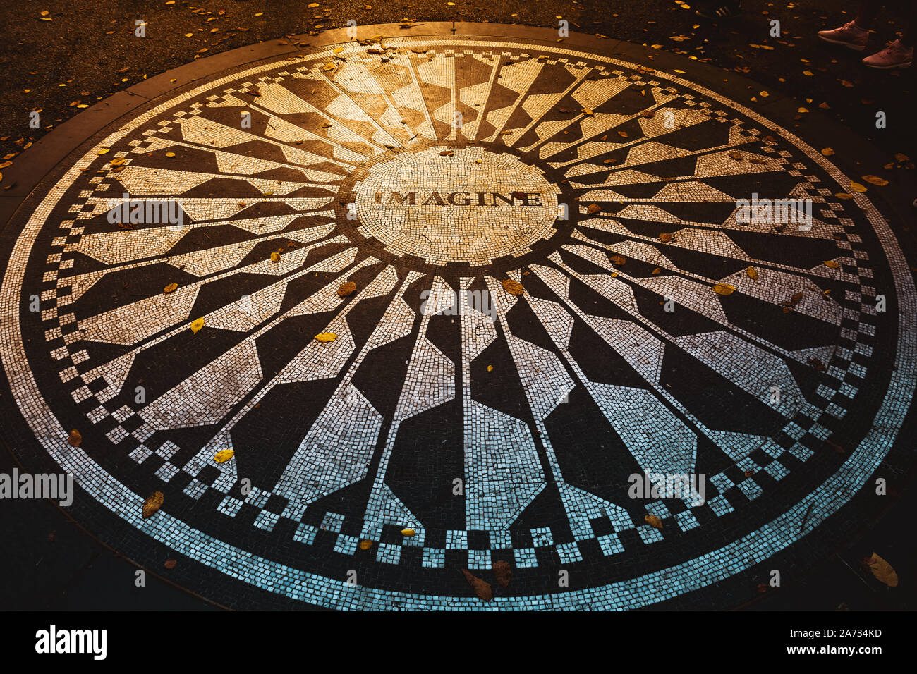 La città di NEW YORK, Stati Uniti d'America - 2017 7 settembre, la didascalia 'Imagine' su 'Beatles" memorial mosaico, in Strawberry Fields (Central Park) in una bellissima Foto Stock